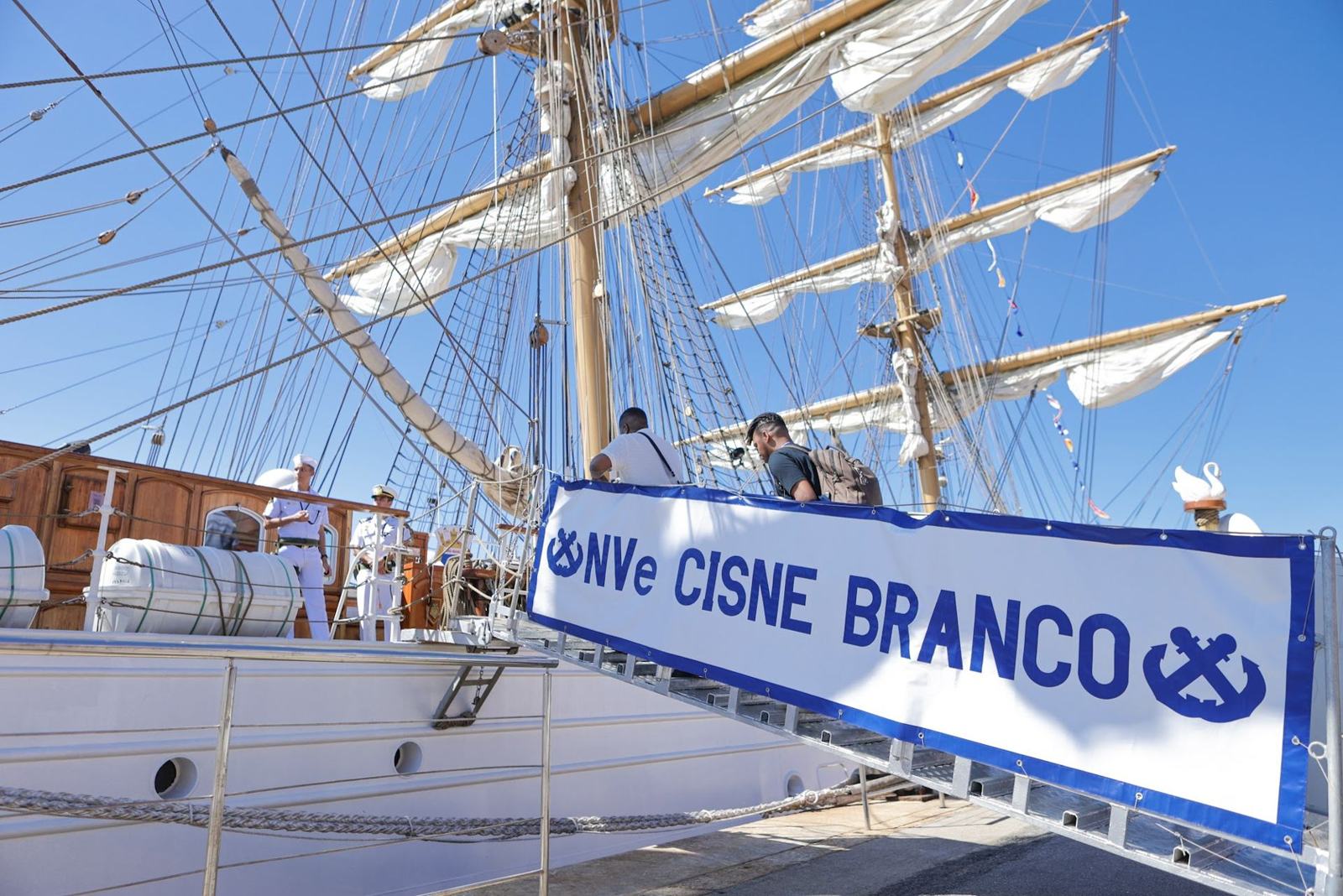Visitantes subindo a prancha do Cisne Branco