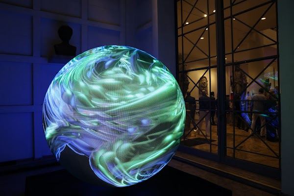 Esfera de LED na entrada da FAAP à noite