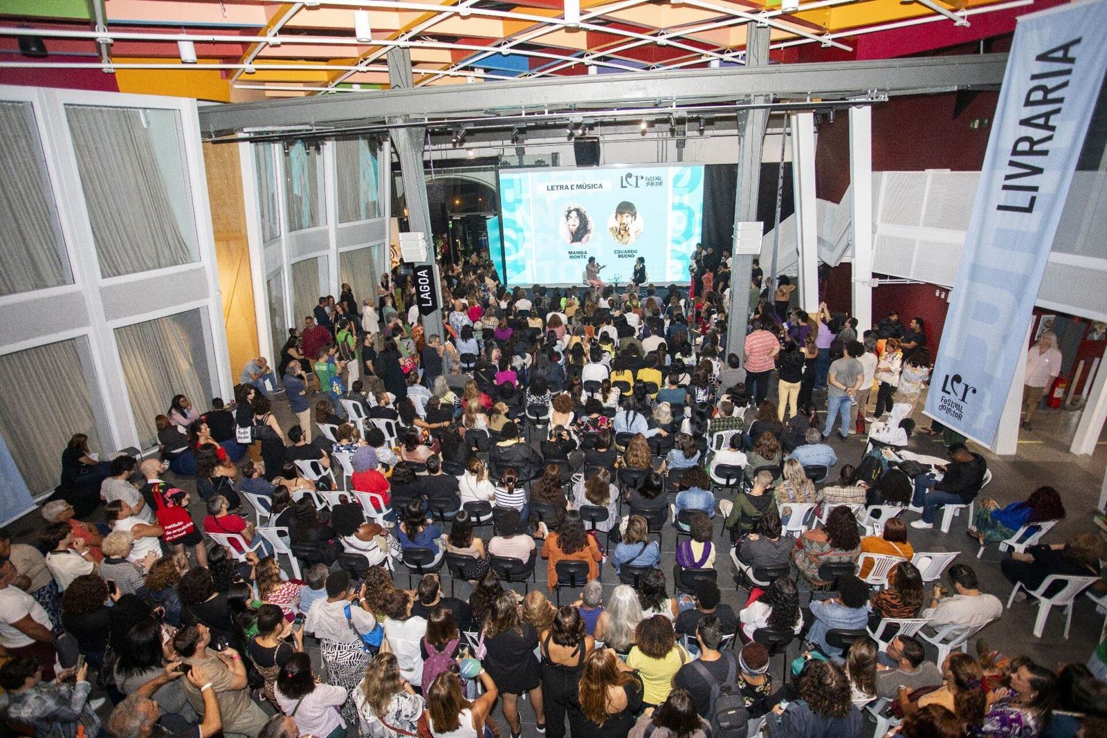 Arena lotada em sessão de conversa