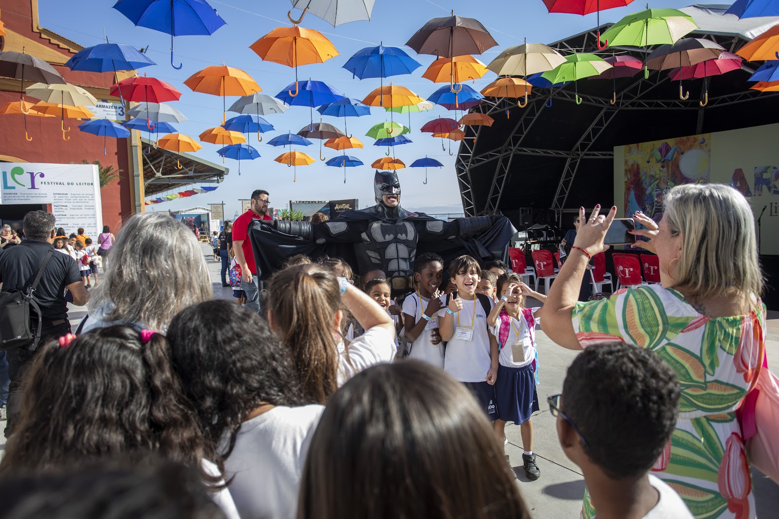 Guarda-chuvas coloridos sobre o público da LER no Píer Mauá