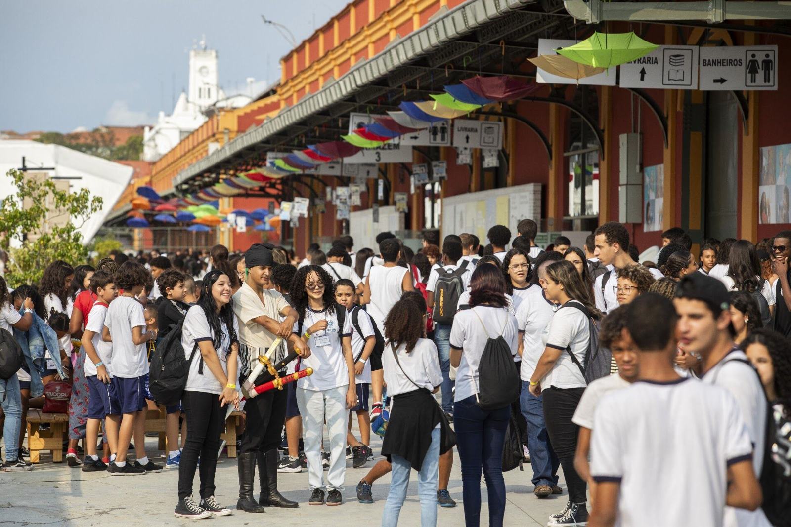 Multidão de estudantes no cais diante dos armazéns do Píer Mauá