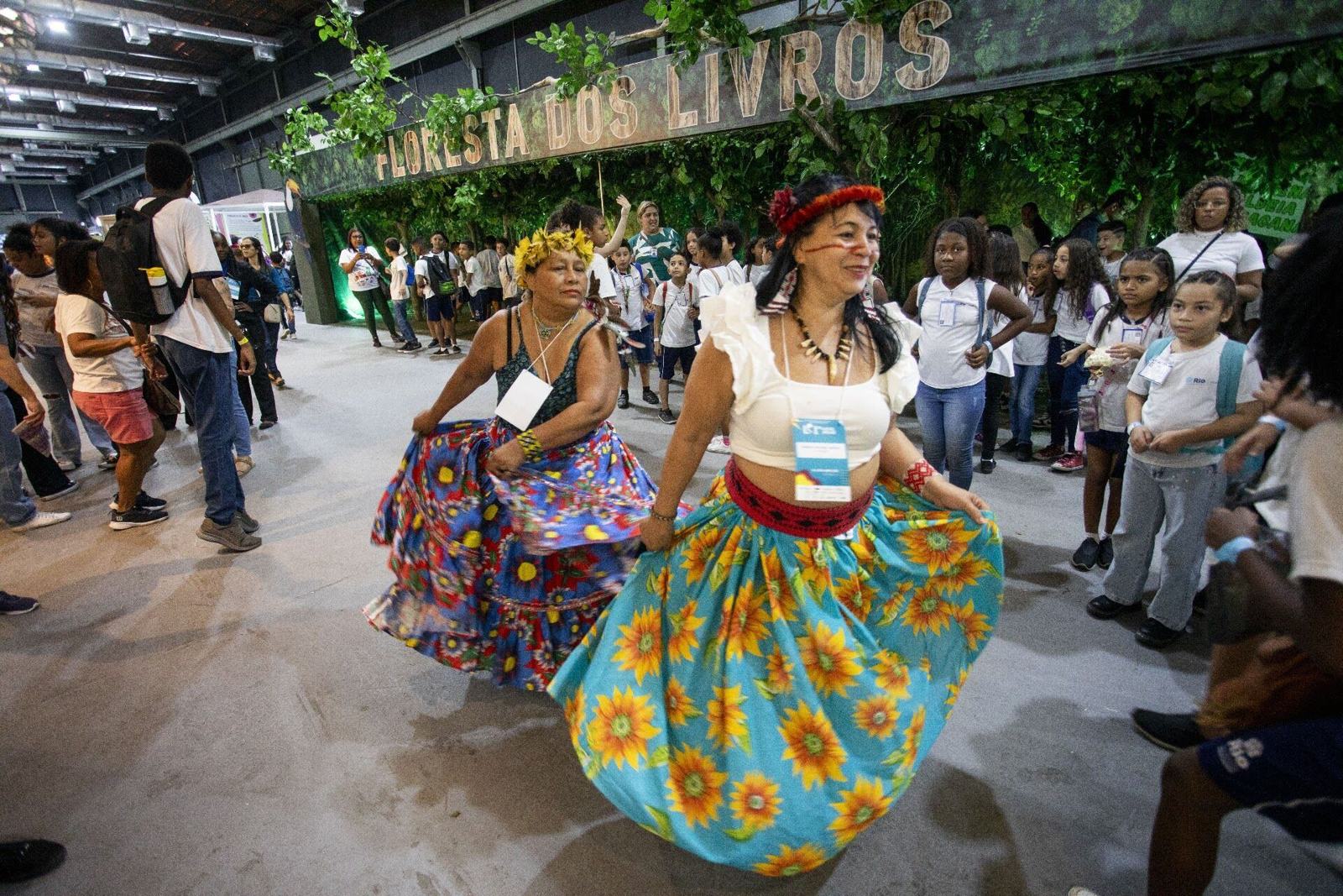 Dançarinas de saia rodada se apresentando no festival