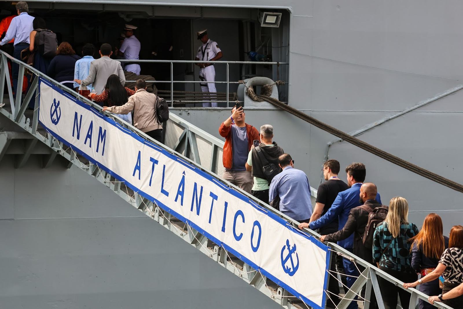 Visitantes subindo a prancha do NAM Atlântico
