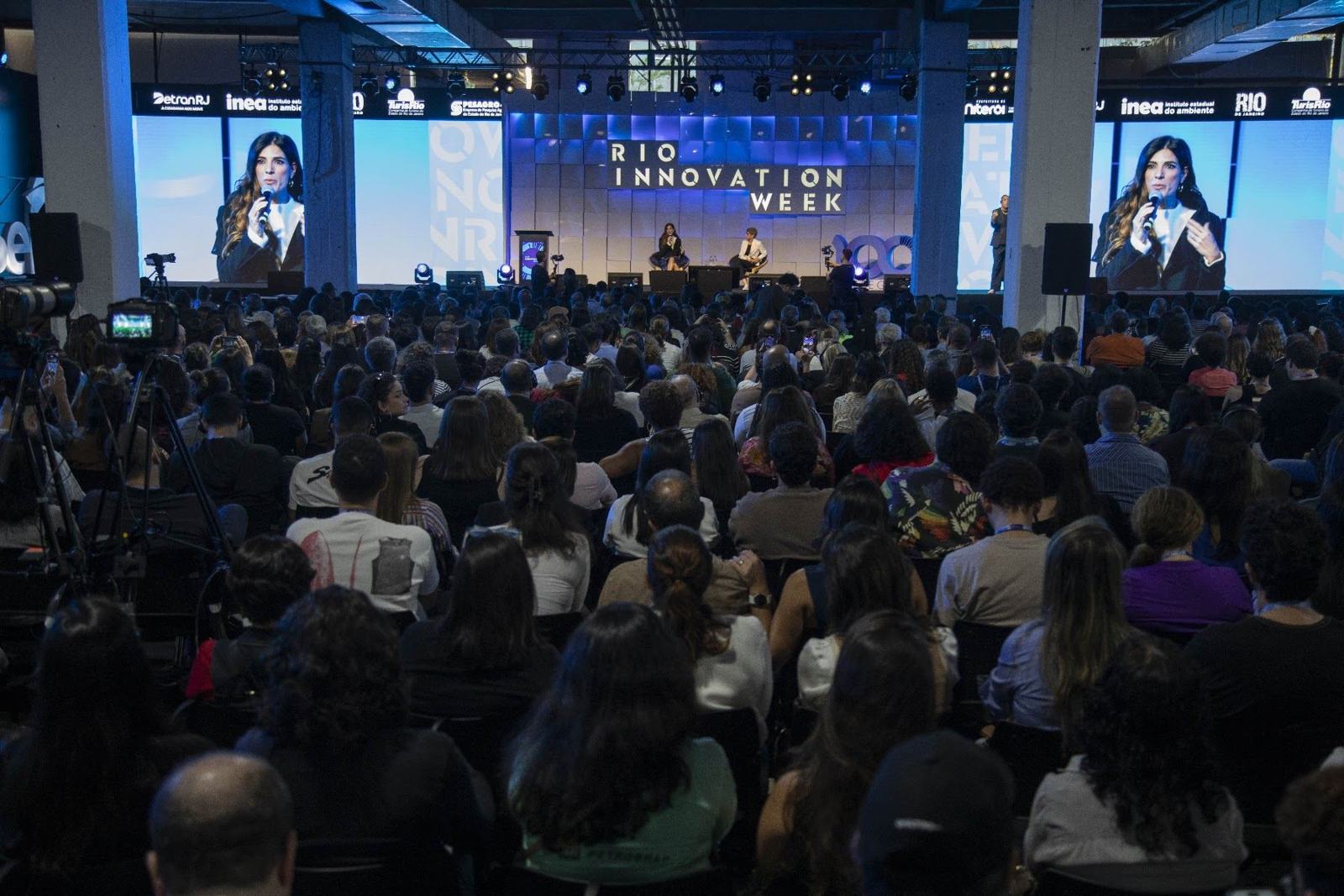 Plenária lotada com telões