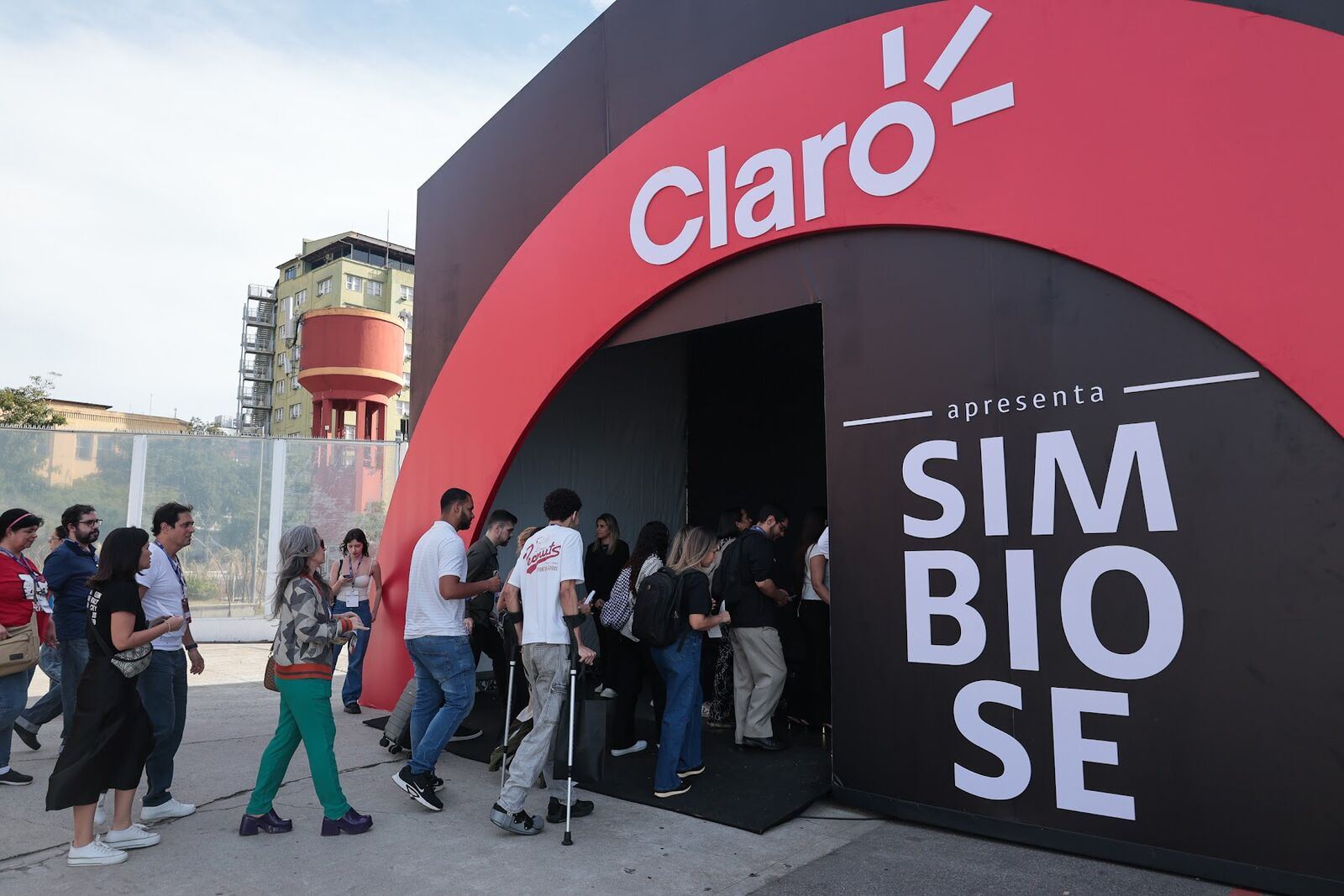 Espaço Claro Simbiose com fila de visitantes