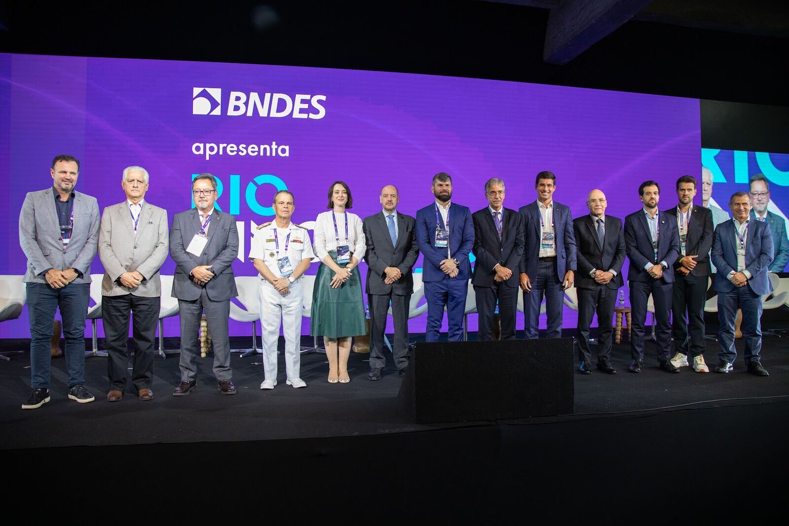 Autoridades no palco da abertura do RIW 2026, BNDES apresenta