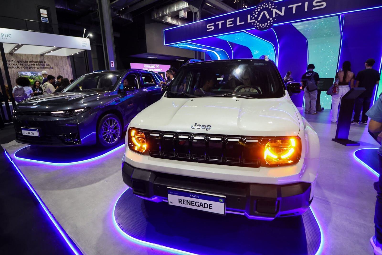 Estande da Stellantis com carros e iluminação em LED