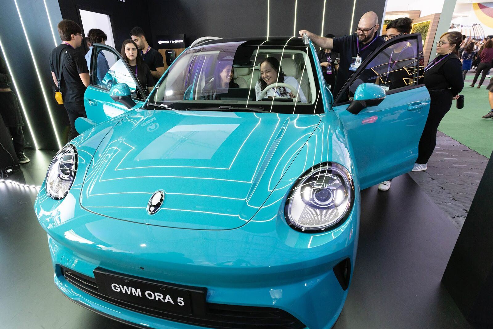 Estande da GWM com carro