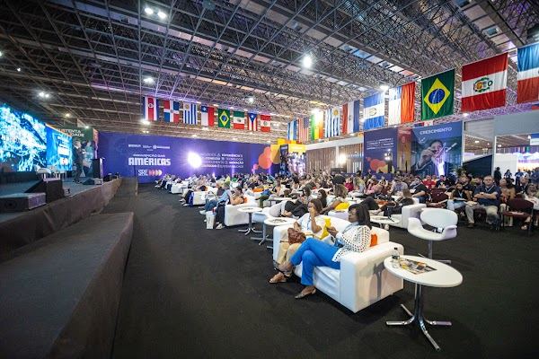 Pavilhão da convenção com bandeiras dos países das Américas