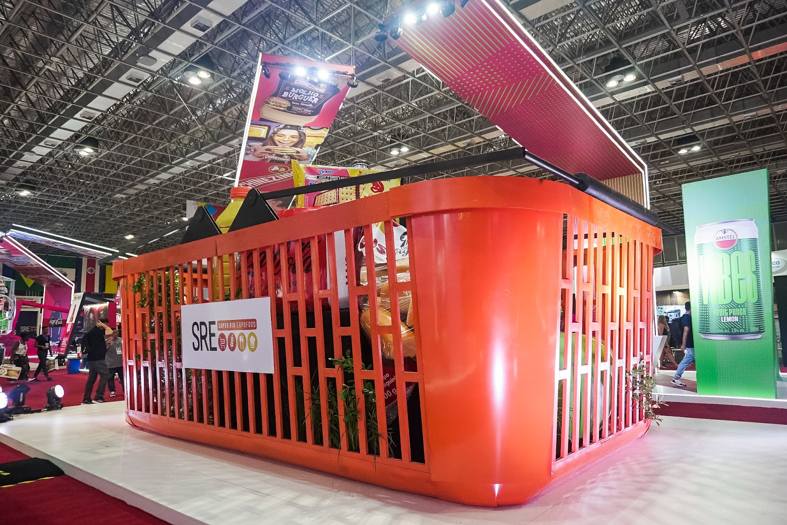Estande em forma de cesta de compras gigante