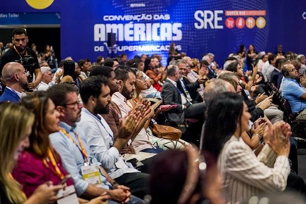 Plateia lotada na Convenção das Américas