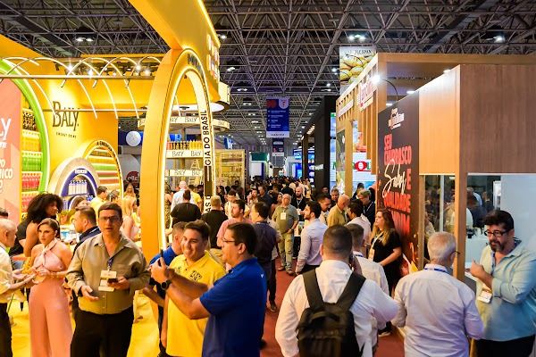 Corredor de estandes coloridos lotado no Super Rio Expofood