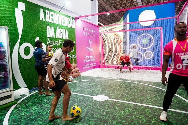 Ativação com campo de futebol em estande