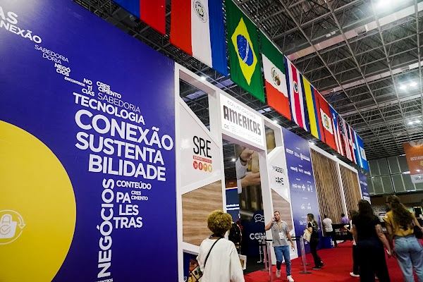 Painel da convenção com fileira de bandeiras