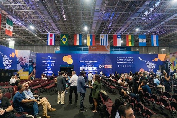 Palco da Convenção das Américas com plateia e bandeiras