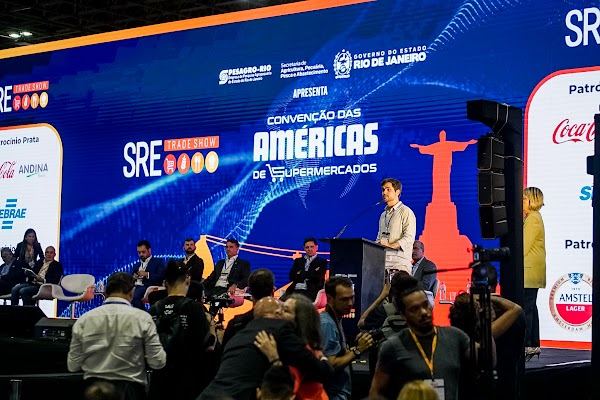 Palco da Convenção das Américas com patrocinadores